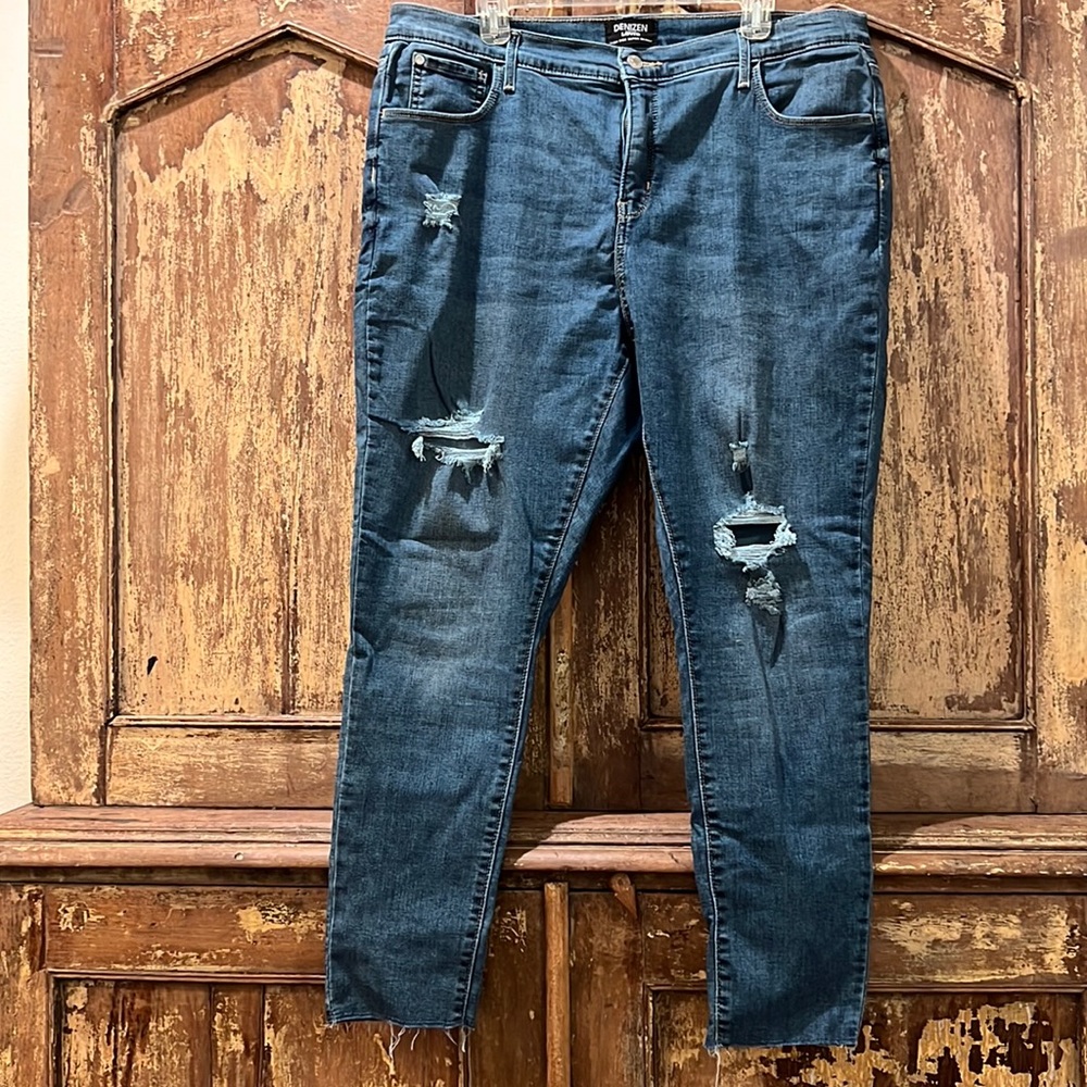 EUC Women’s Sz 20W Distressed Skinny Jeans